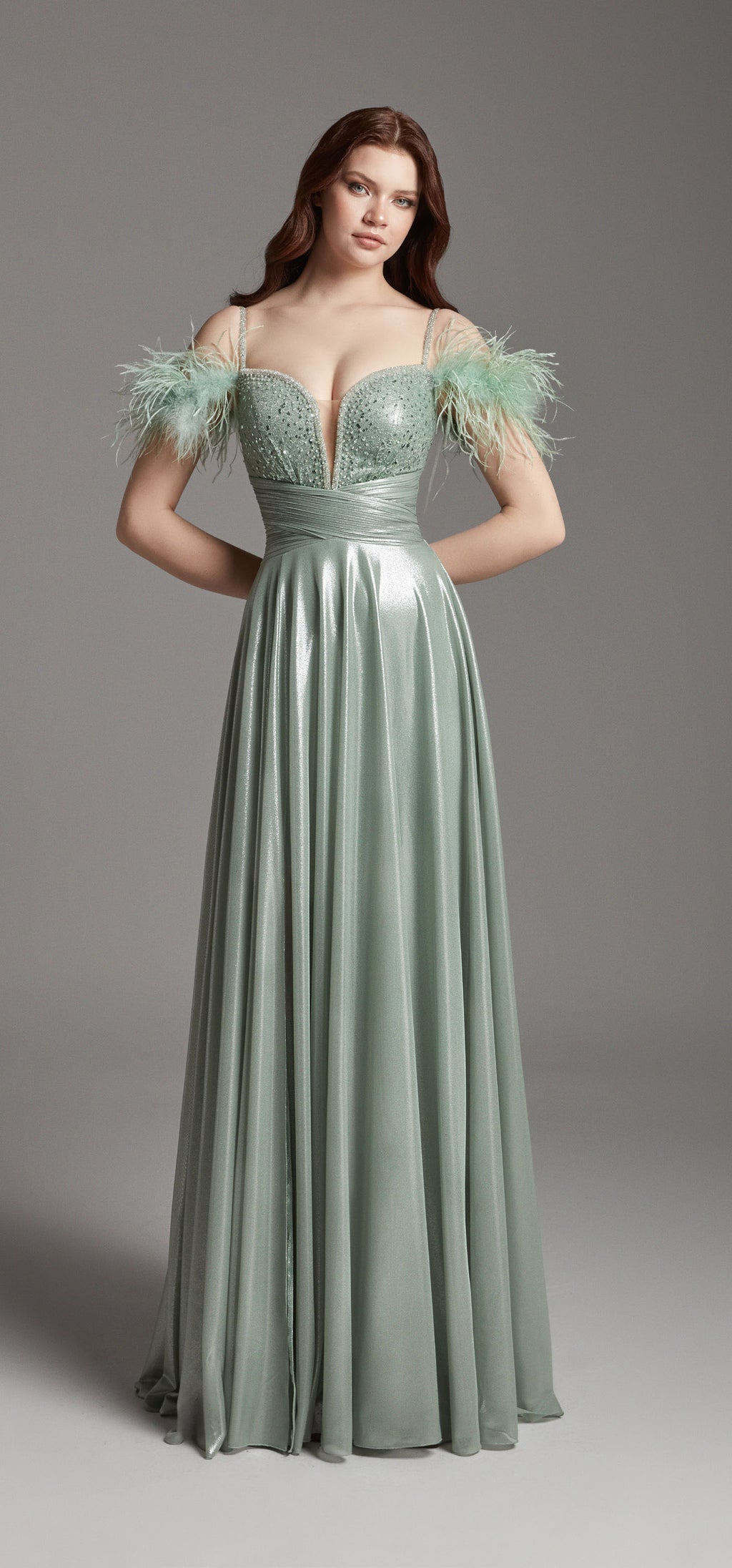 Azra Kotan Dökümlü Etek Üstü Boncuk İşleme Detaylı Uzun Abiye Elbise