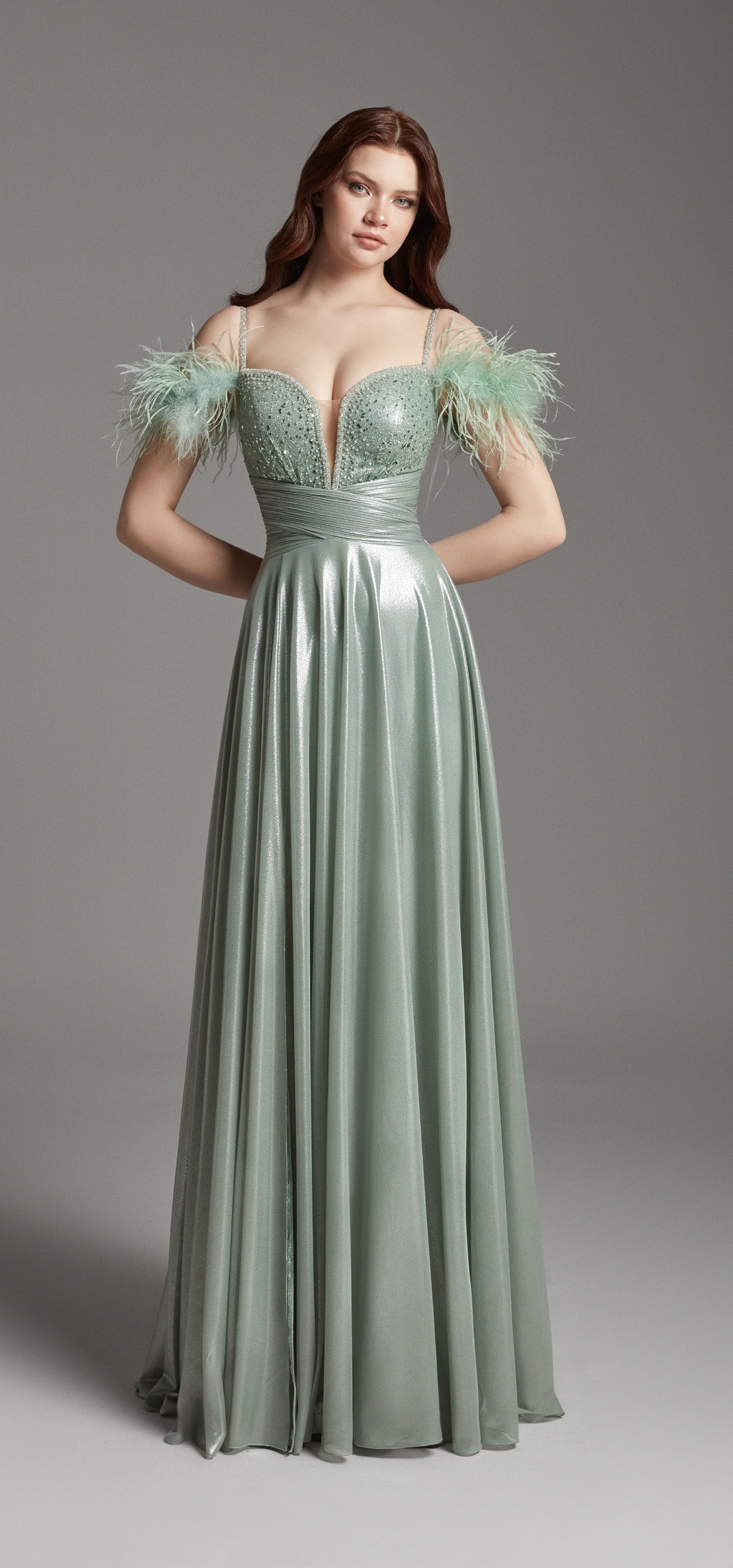 Azra Kotan Dökümlü Etek Üstü Boncuk İşleme Detaylı Uzun Abiye Elbise