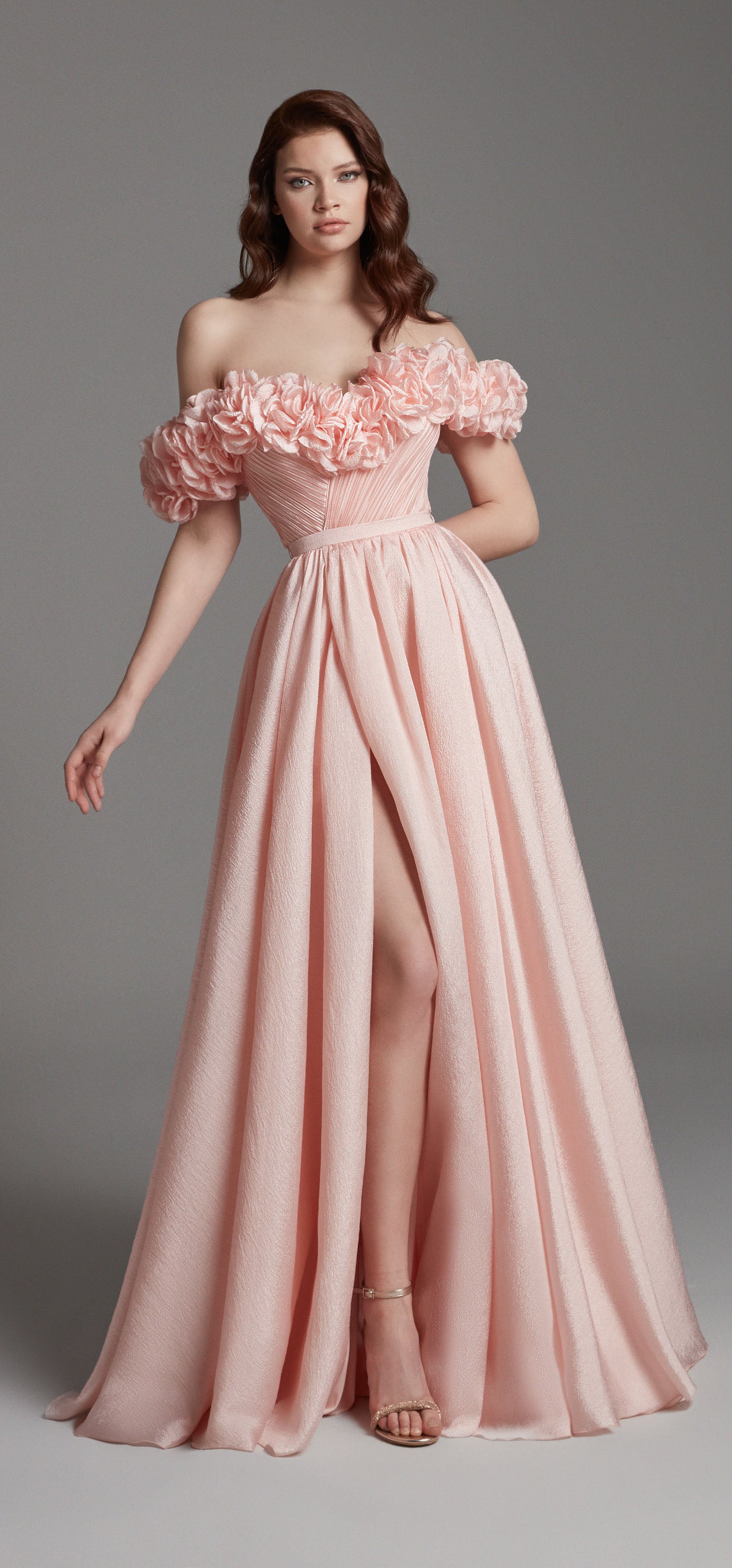 Azra Kotan Straplez Çiçek Detaylı Yırtmaçlı Dökümlü Abiye Elbise