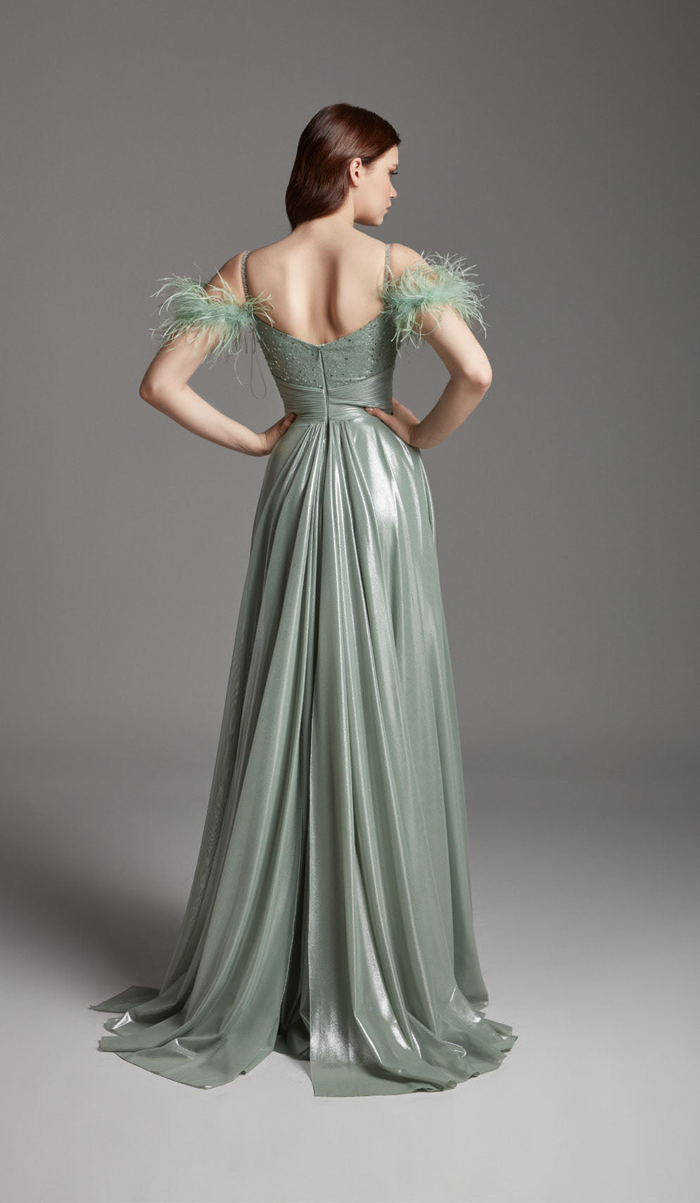 Azra Kotan Dökümlü Etek Üstü Boncuk İşleme Detaylı Uzun Abiye Elbise