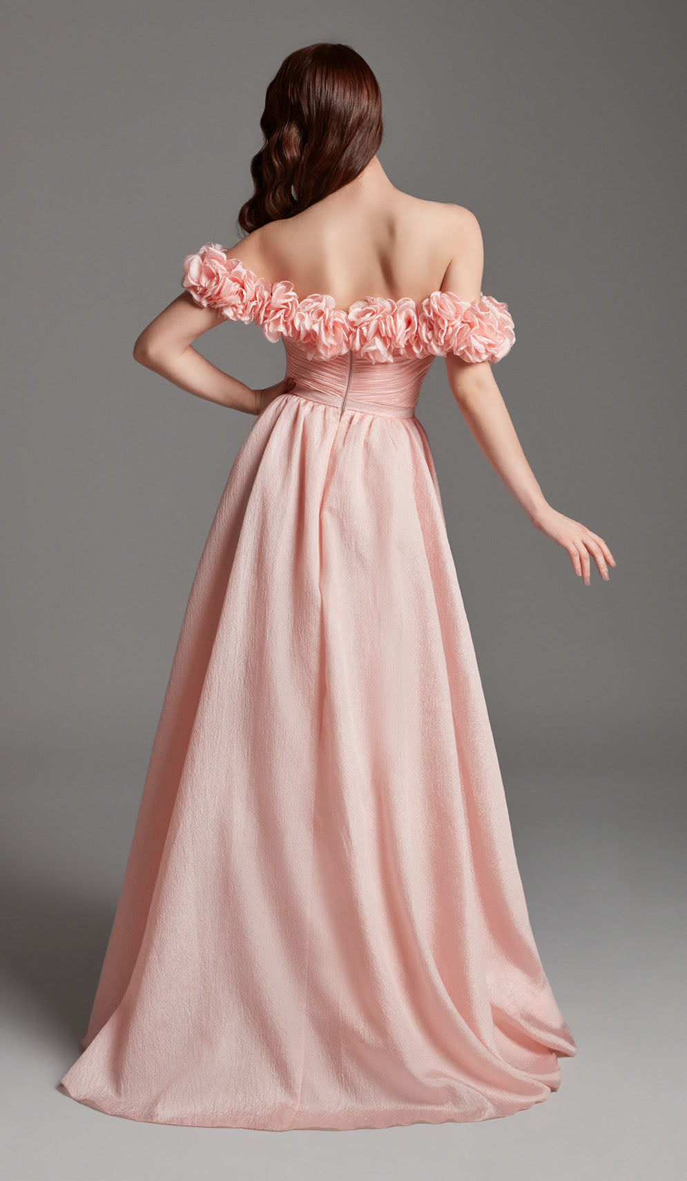 Azra Kotan Straplez Çiçek Detaylı Yırtmaçlı Dökümlü Abiye Elbise