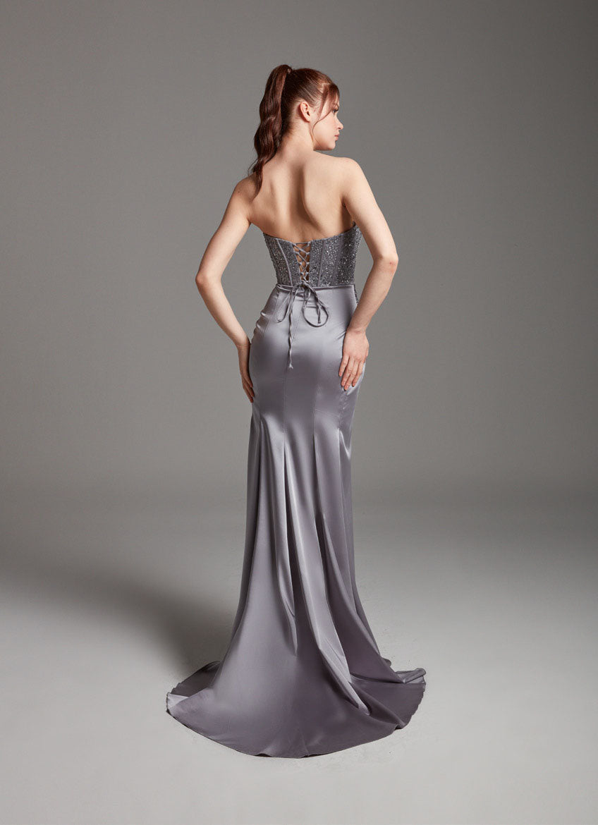 Azra Kotan Pul İşlemeli Straplez Saten Abiye – Drapeli Yırtmaçlı, Arkası Britli