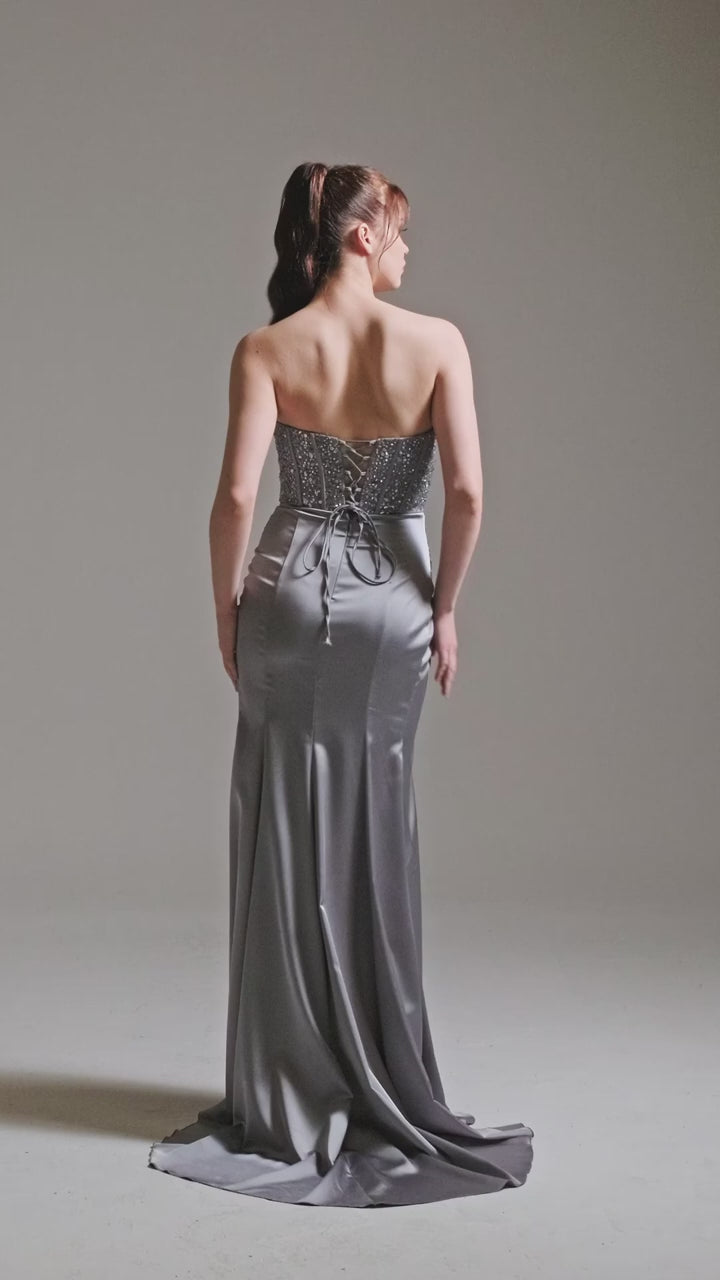 Azra Kotan Pul İşlemeli Straplez Saten Abiye – Drapeli Yırtmaçlı, Arkası Britli